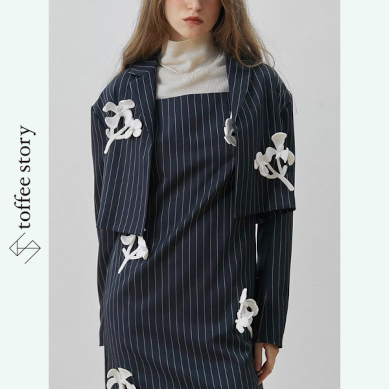 青線に白花が宿る余白：クロップドジャケット《XU0278》