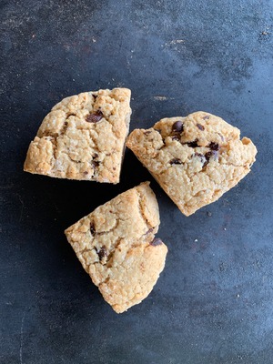 グルテンフリーピーナツバターキャロブスコーン (GF peanut butter carob scones)