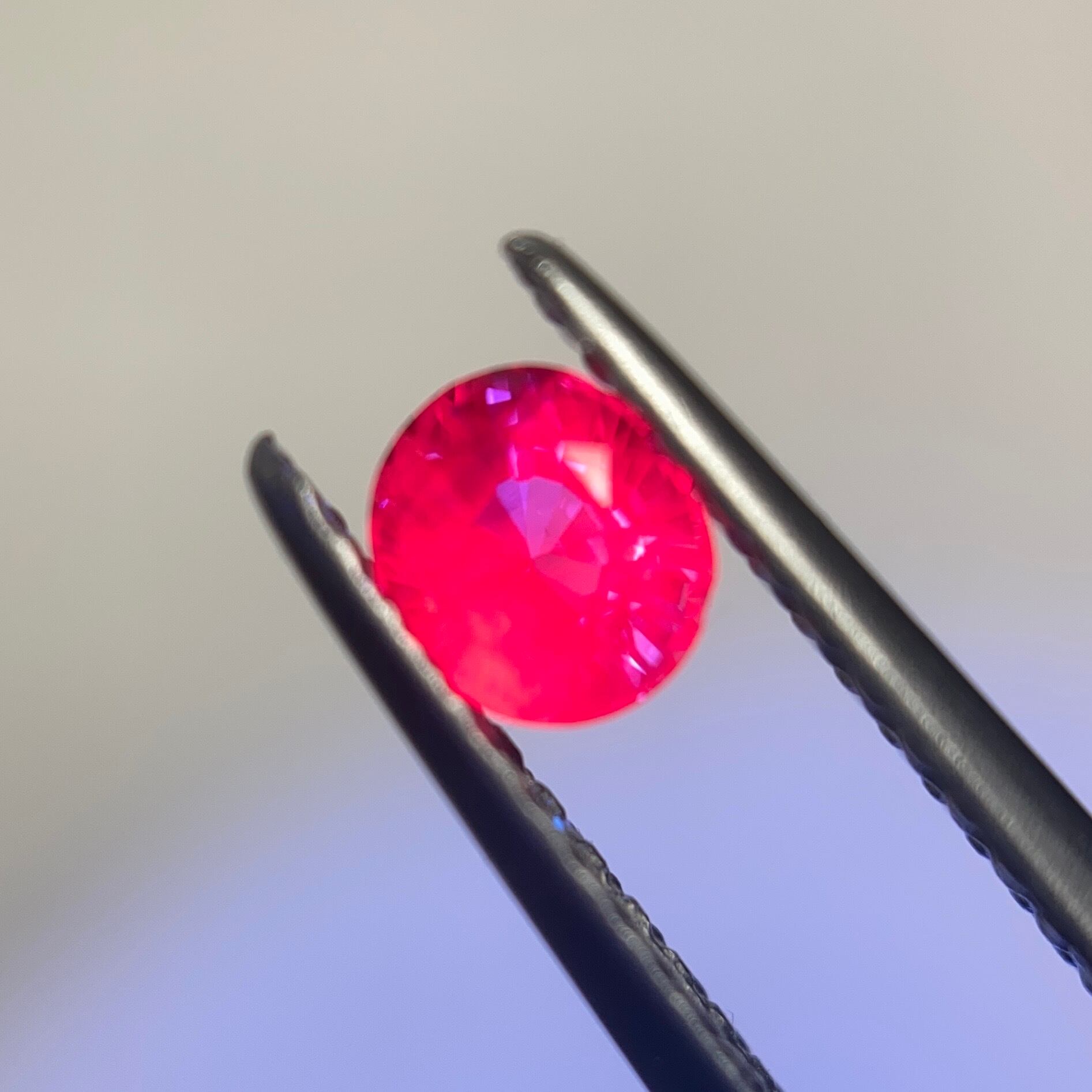 色んなパープルの見えるサファイア