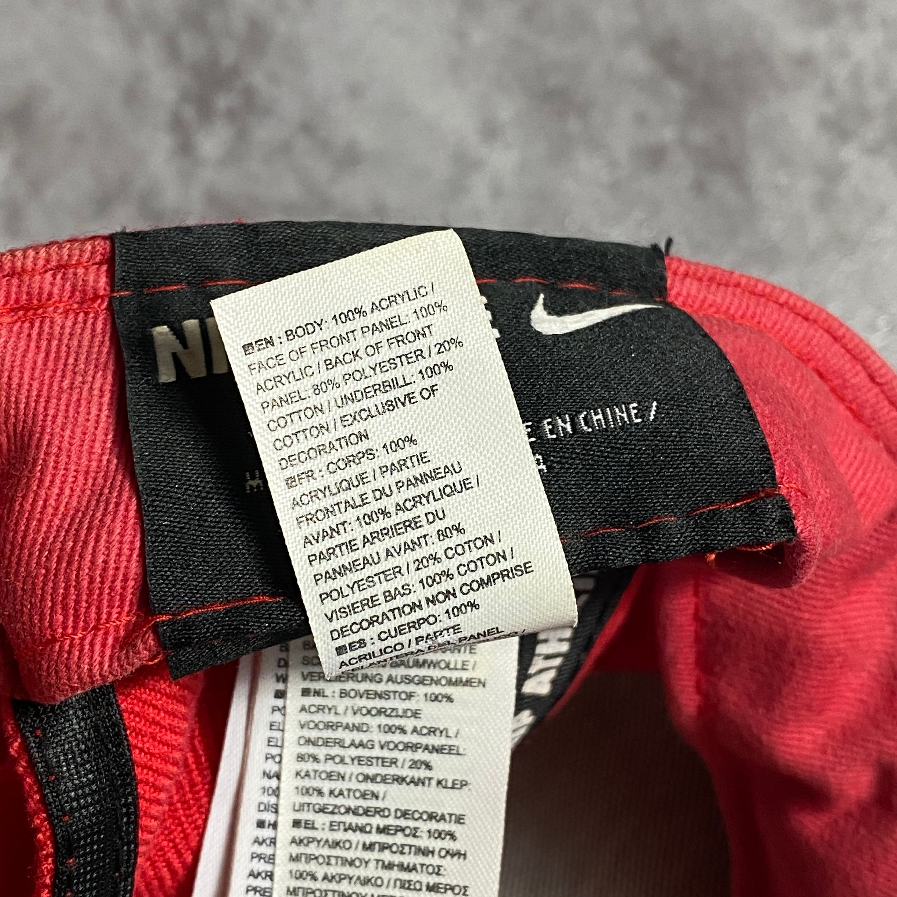 NIKE ナイキ スウォッシュ 刺繍ロゴ レッド 赤 スナップバック