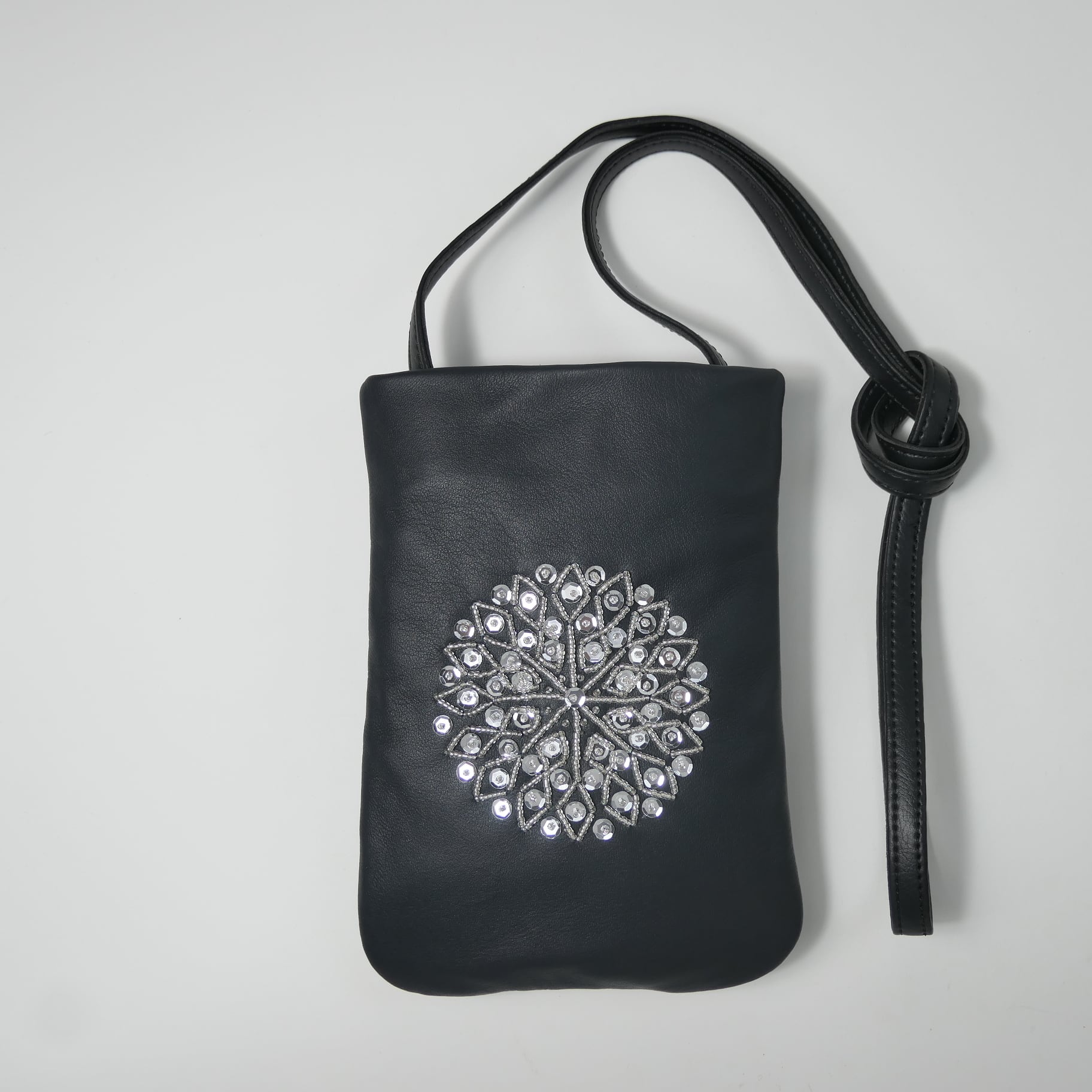 ブラック レザー スマホ ショルダーバッグ Mサイズ（スパンコール