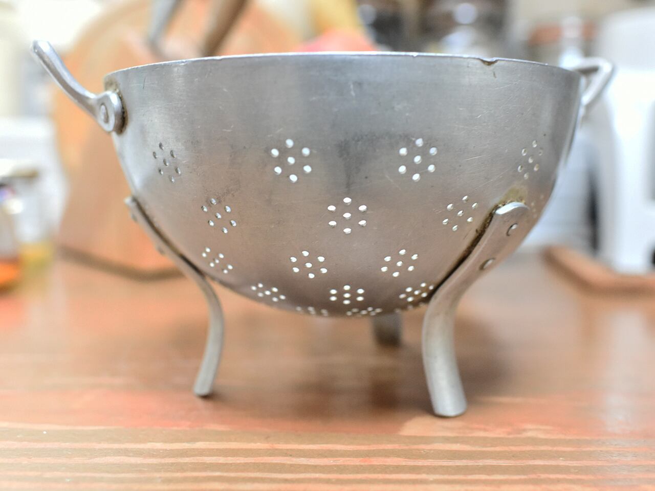 花形の水切り穴が可愛いアルミ製のコランダー フレンチアンティーク