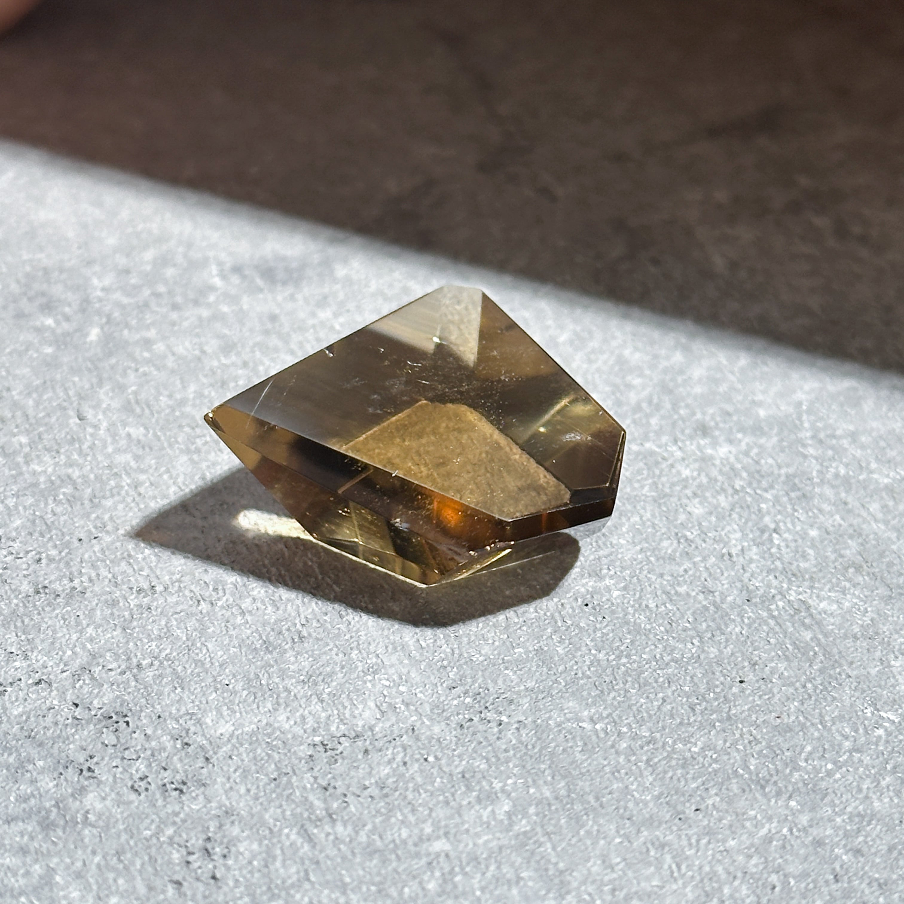 ファントム・虹◎シトリン（黄水晶） フリーフォーム41◇ Citrine