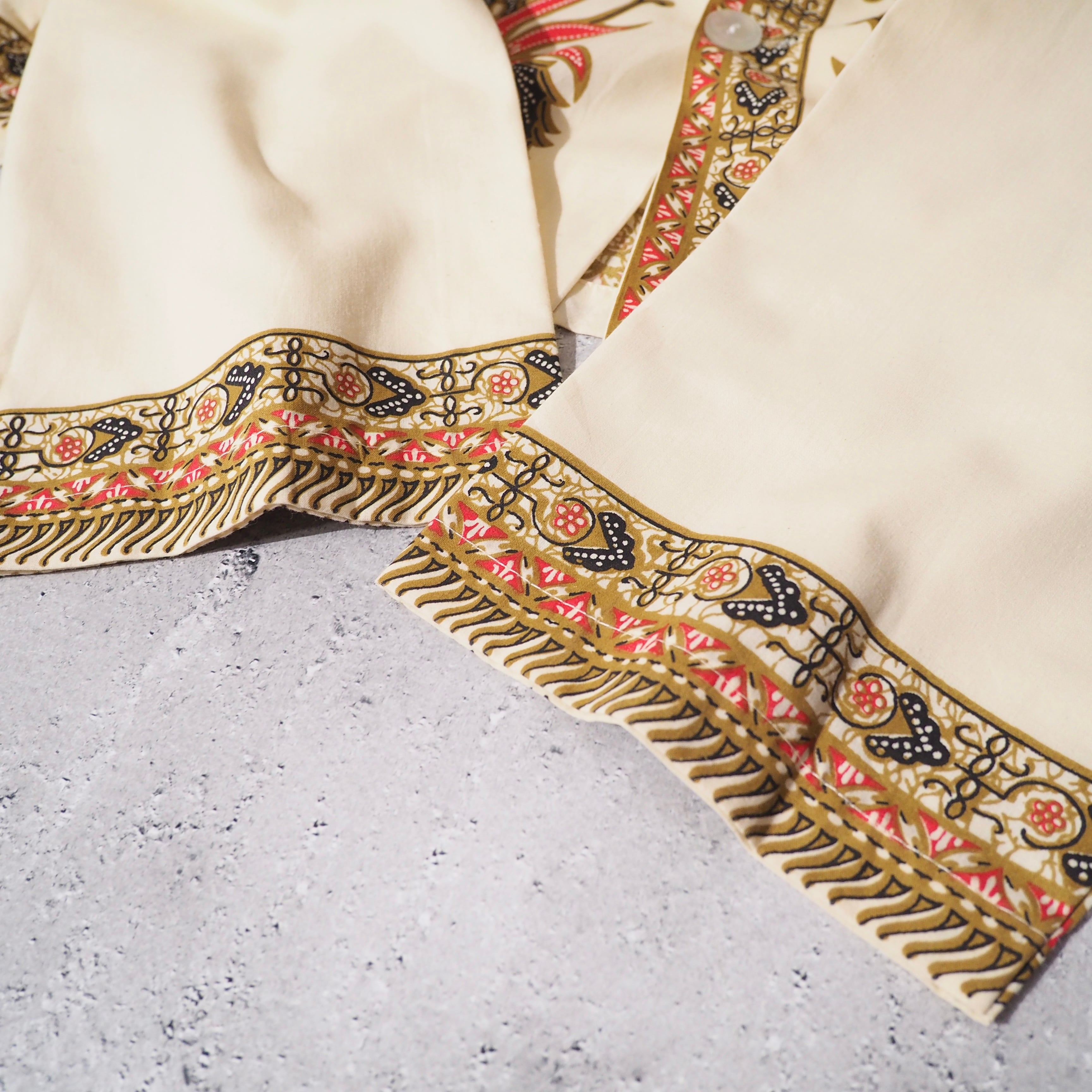 1970s ” 捻れ花 ” Beautiful Ethnic Flower all Over vintage Open collar shirt (made in Germany)