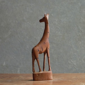 ケニヤからやってきた、木彫りのキリン