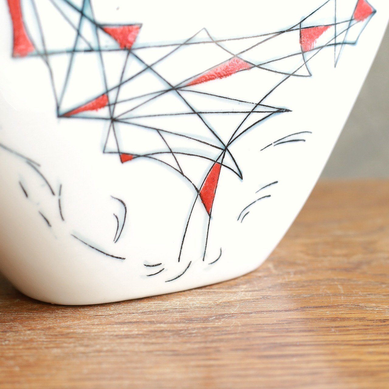 動物が描かれた、現代アートのようなフラワーベース