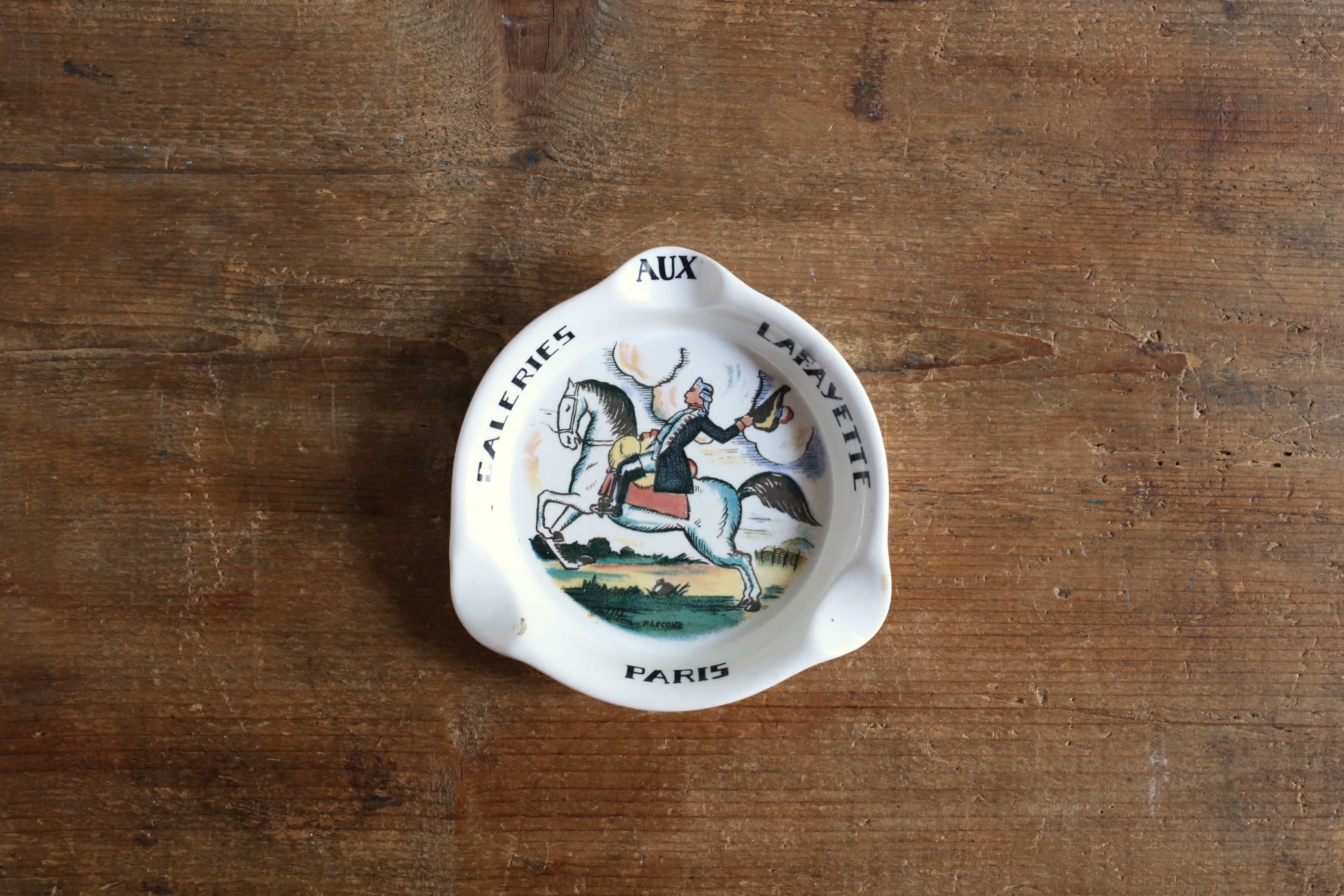 フランス アンティーク ヴィンテージ SARREGUEMINES『Galeries Lafayette』 灰皿 丸い三角形N-05281