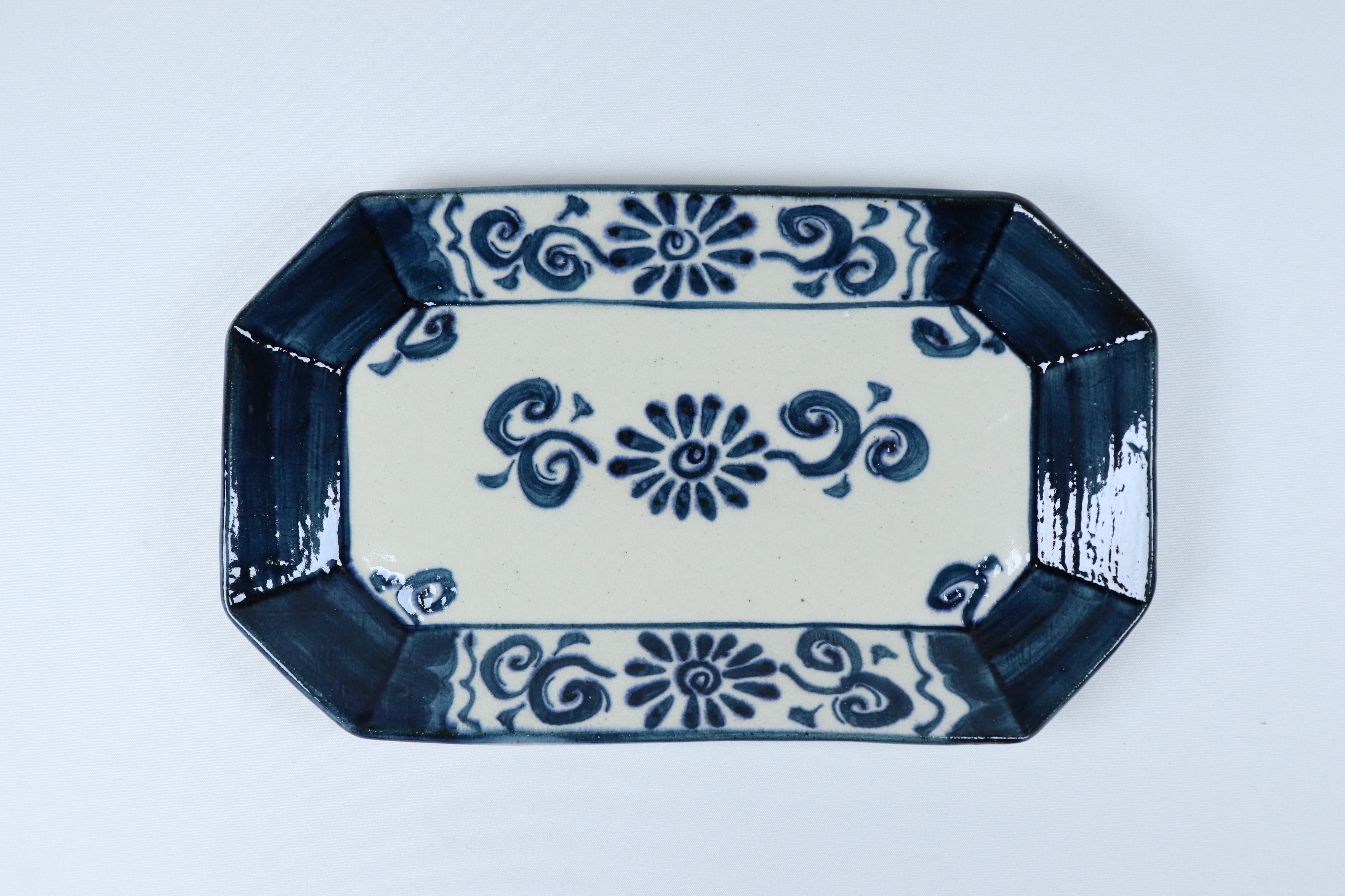 安南 なで角長角皿 染唐草【B級品 特価】