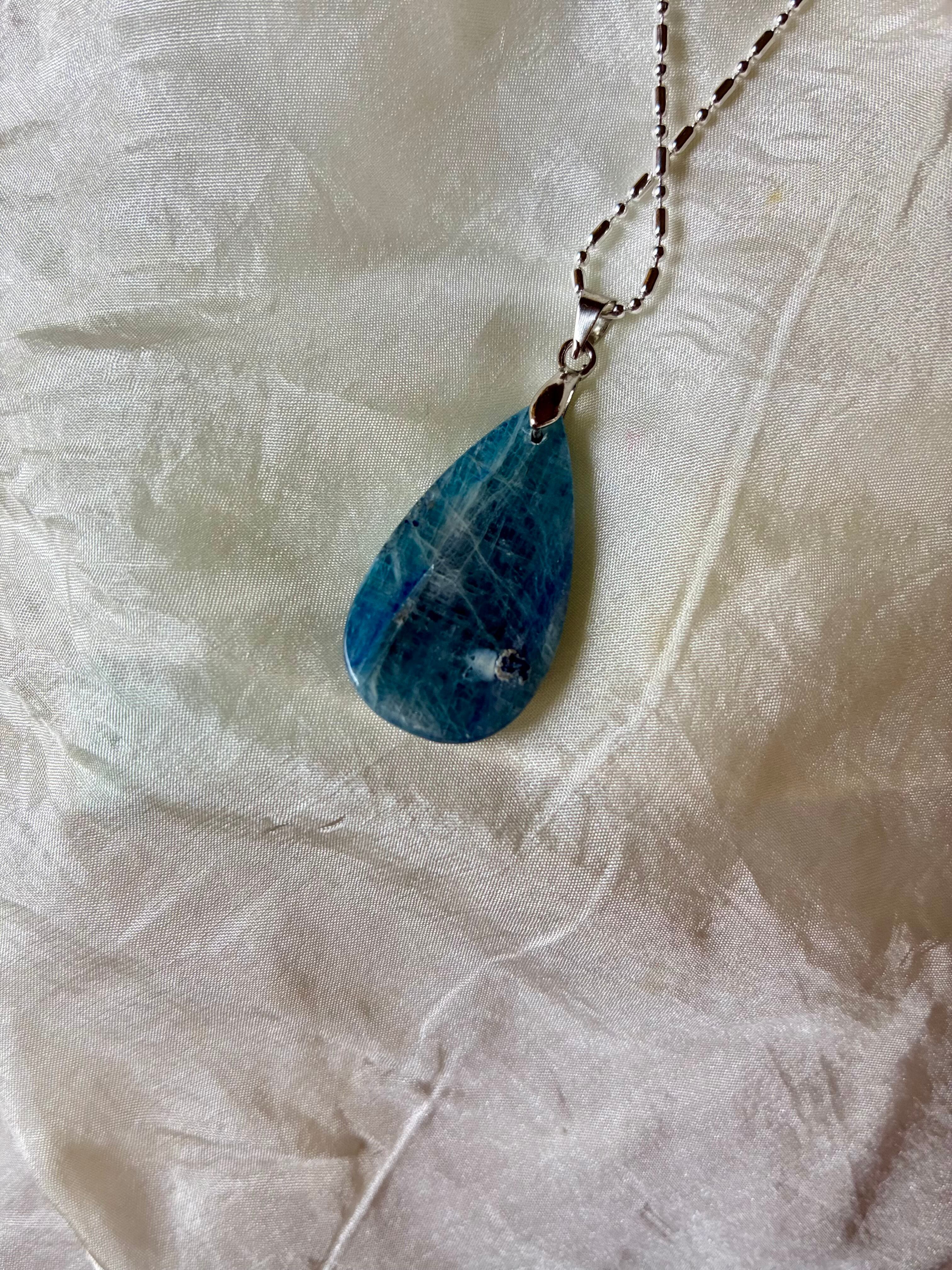 Kyanite〜冷静と魔法〜 necklace