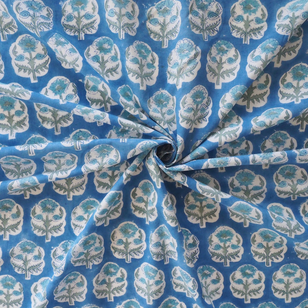 ブロックプリント生地【50cm単位】インド綿  花柄(中) 青×白 #20139-BL3