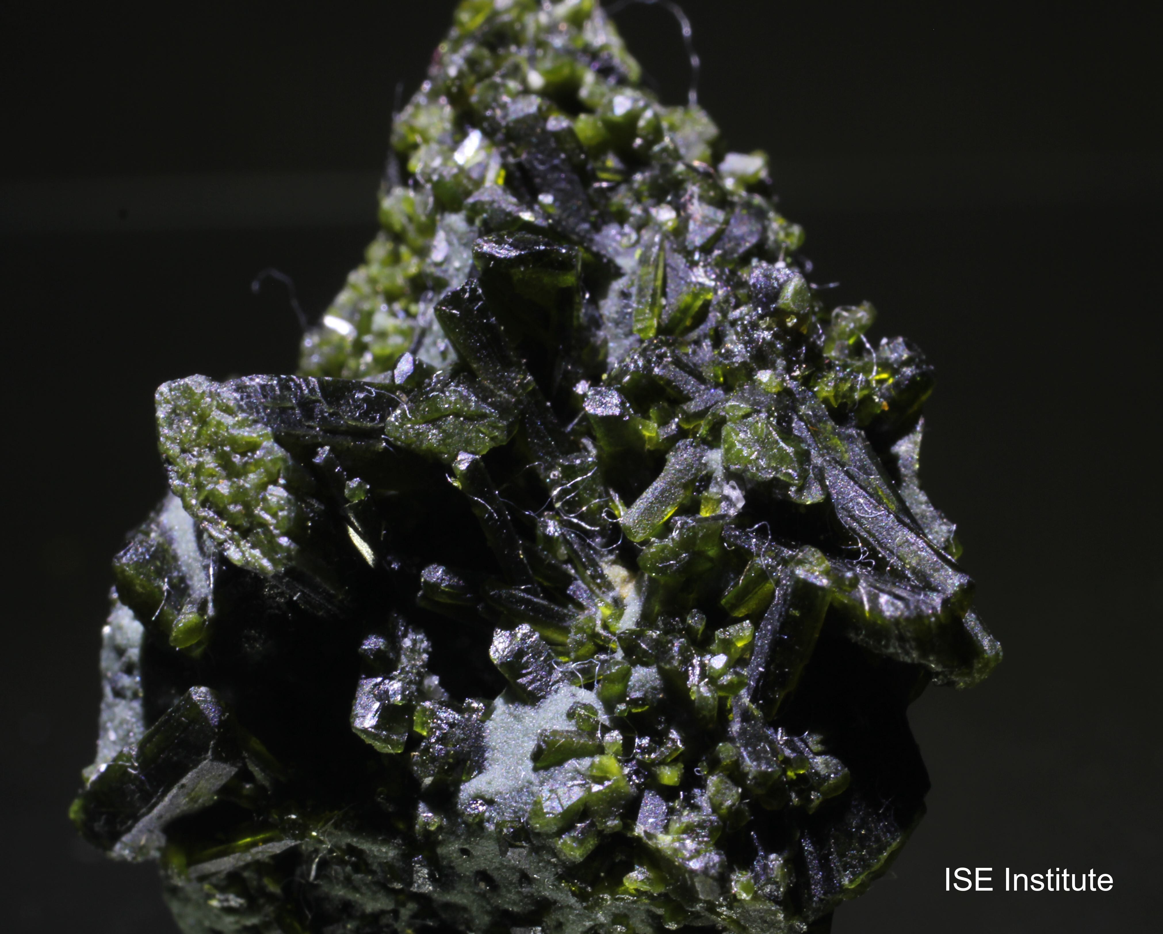 緑簾石 | ISE Institute ISE鉱物隕石科学研究所