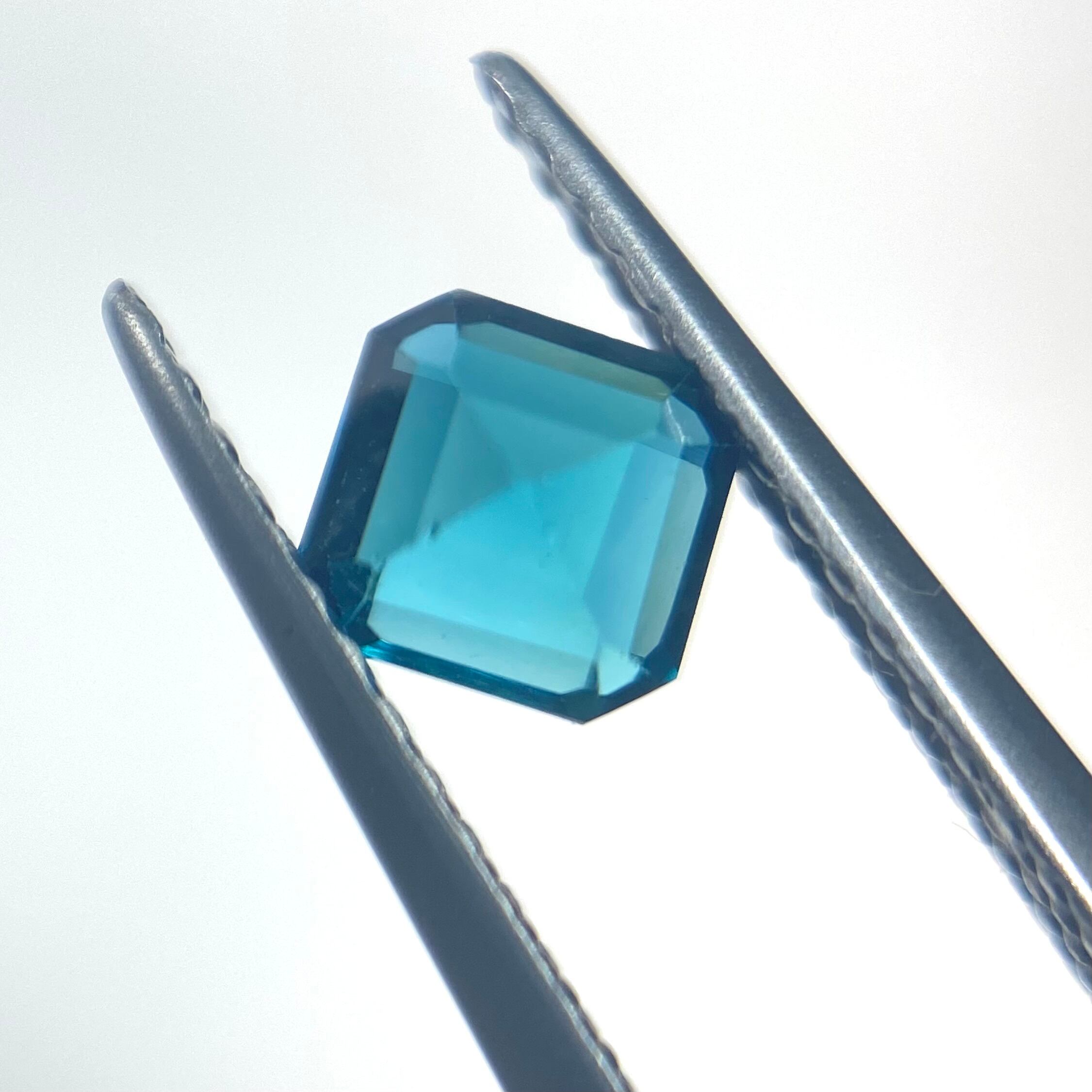 深く鮮やかなインディゴブルートルマリン