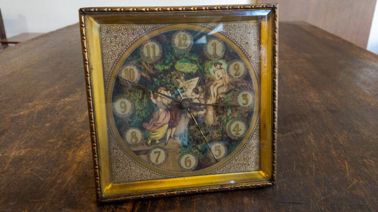 壊れたねじ巻時計