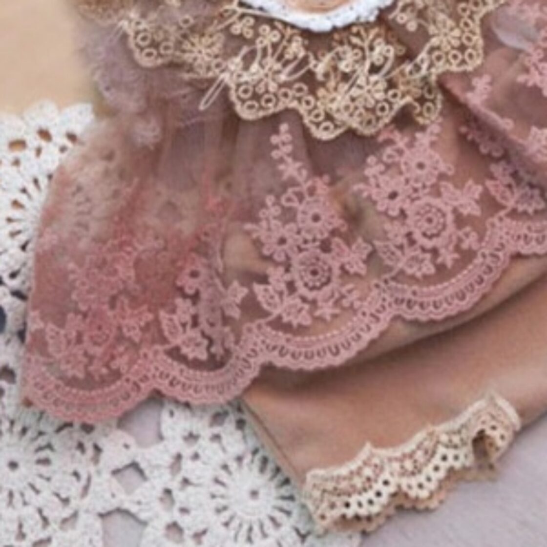 ゴージャスなフリルレースの衣装セット | Pay ID 