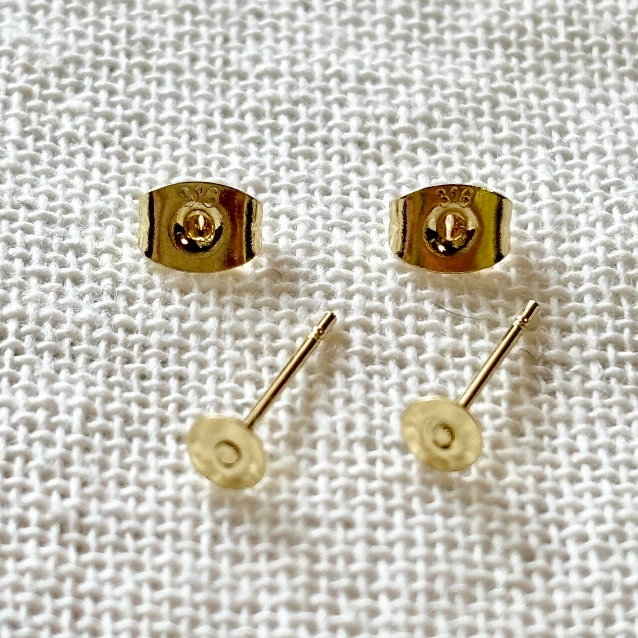 ガラスのハチワレ猫 グレー×白 小粒 シンプルピアス／イヤリング | 猫