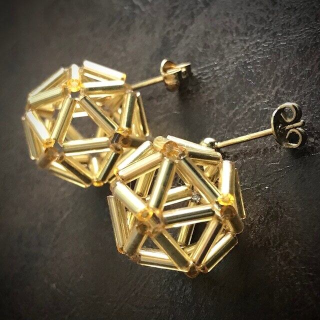 幾何学模様が軽やかに揺れるビーズの20面体ピアス&イヤリング：金銀銅