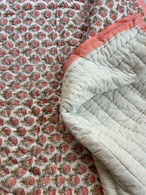 07.ピンクの小花柄　シングルサイズ　ブロックプリントキルト　インドのお布団　