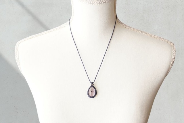 淡い色彩のアメジストのマクラメネックレス