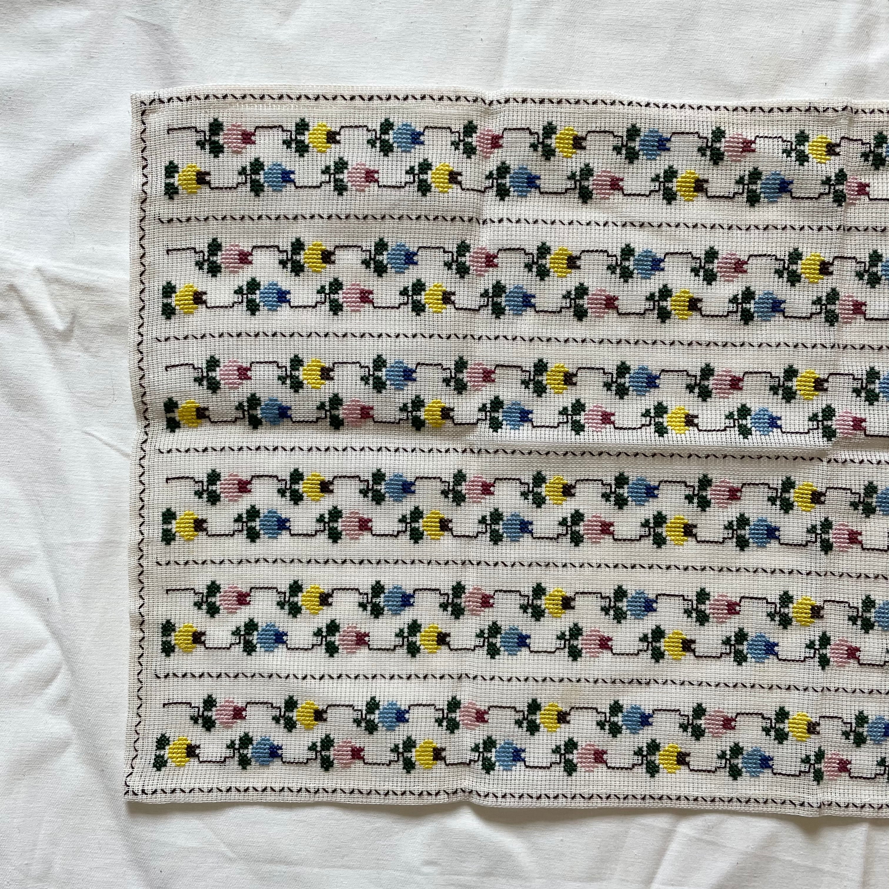 3色の花の刺繍布