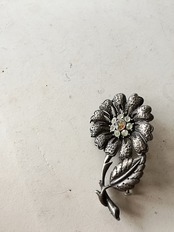 フランス 永遠の露を宿したマーガレットとブローチ ヴィンテージ