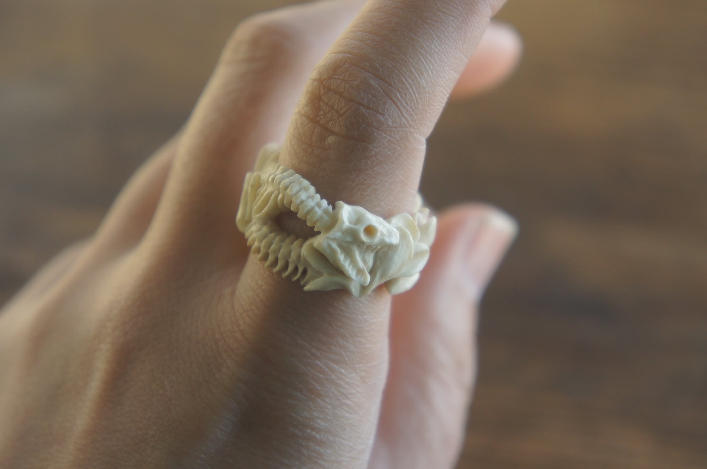 鹿角彫刻「蛇骨と木蓮」指輪