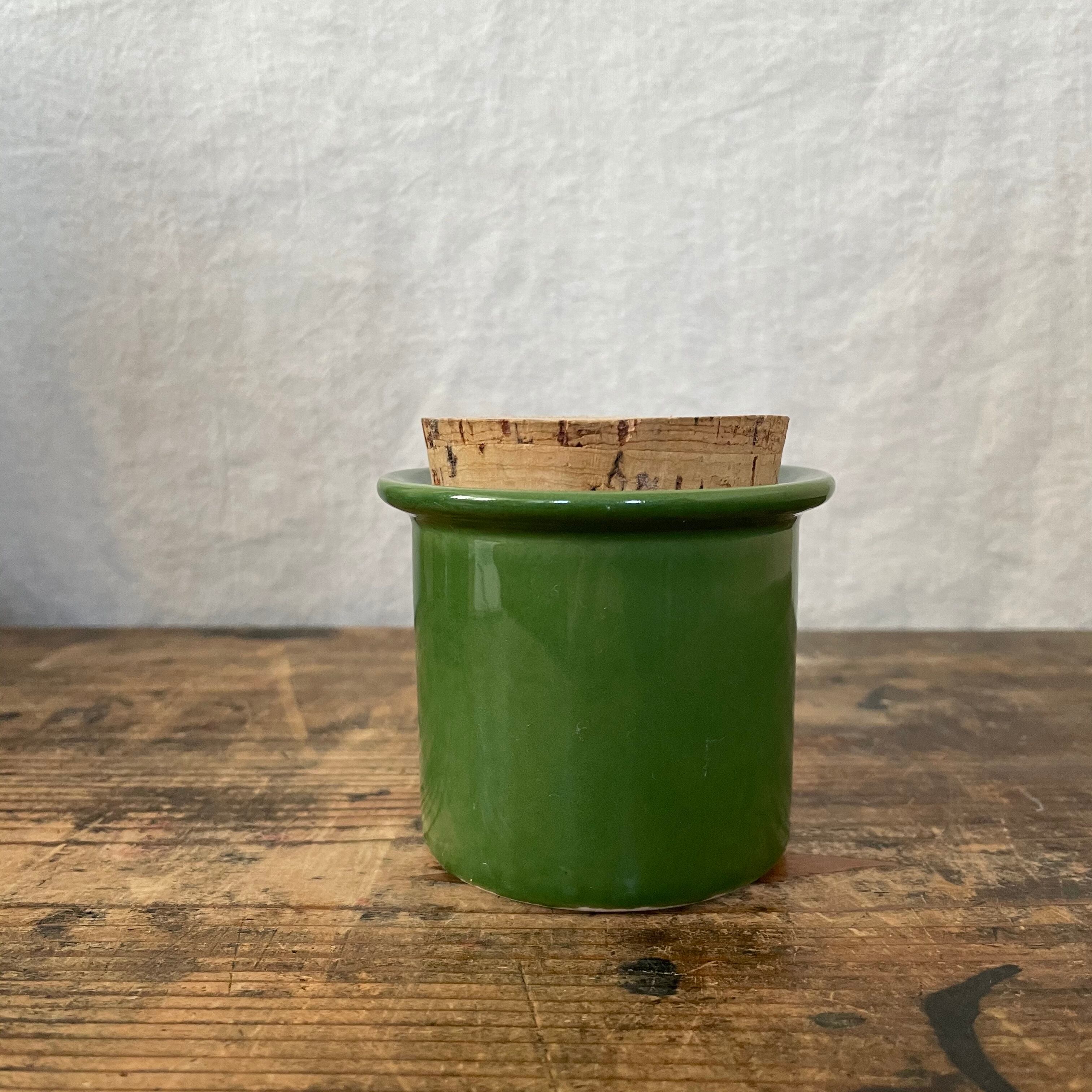 緑色のスパイスボトル