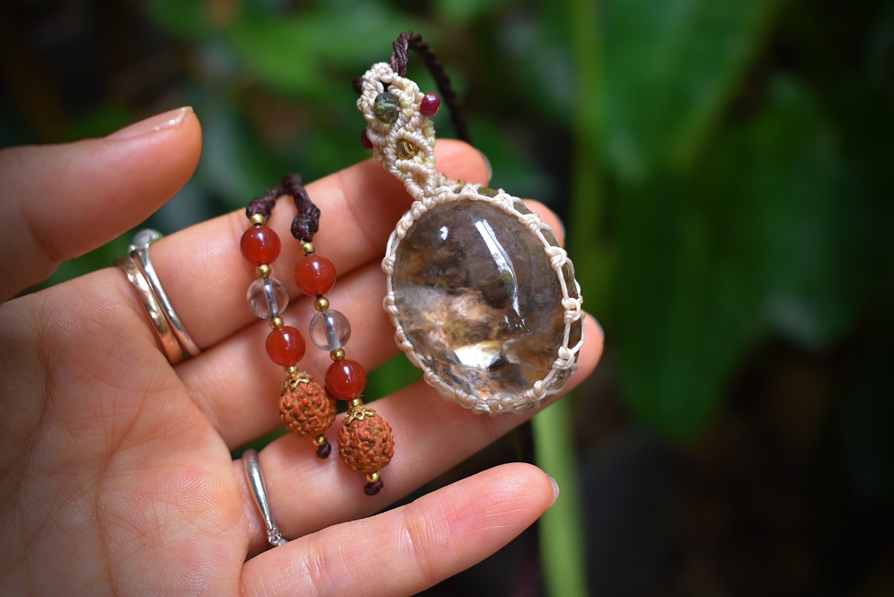 虹入り★自由な森と山★ガーデンとクォーツインクォーツ マクラメペンダント