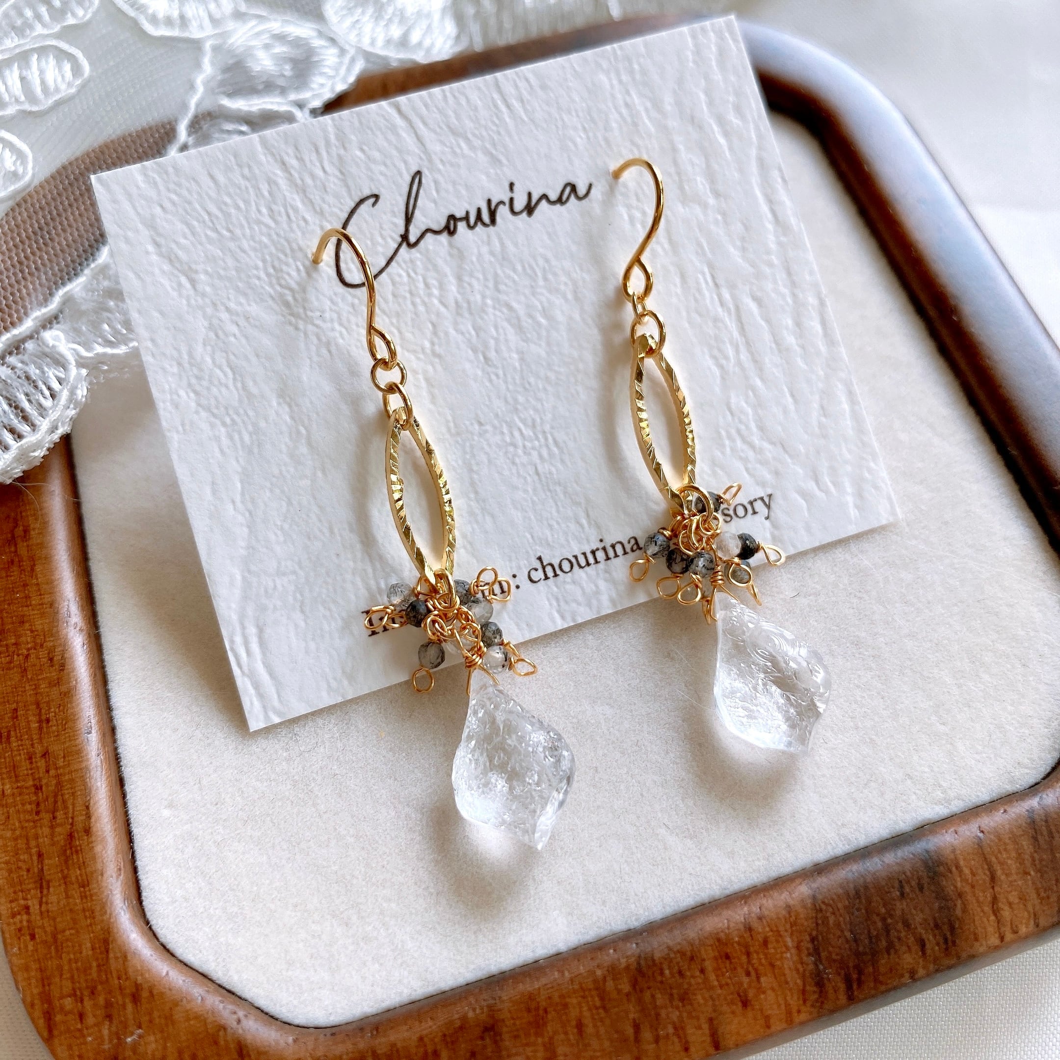 すりガラスみたいな水晶とトルマリンのイヤリング／ピアス | Chourina