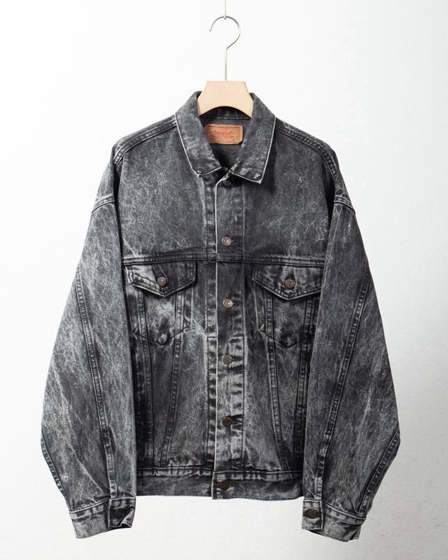 "Levi's" 70507, chemical washed black denim trucker jacket / Made In USA / SIZE: M