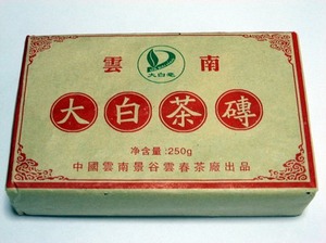 【普洱磚茶】：黒麹菌により、長い年月をかけて後醗酵させた普洱（プーアール）茶。
