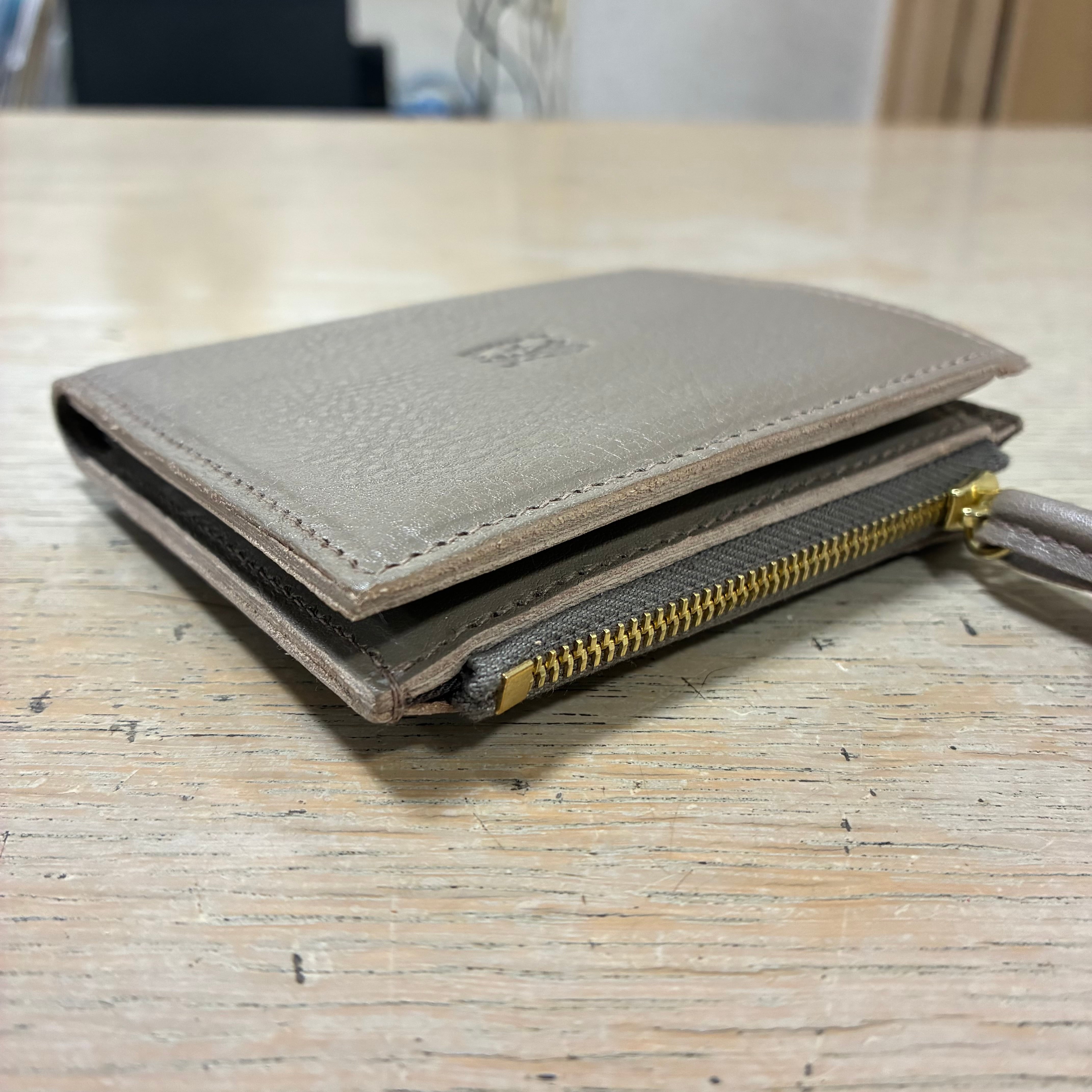 【tke】IL BISONTE 2つ折り財布 グレー IL BISONTE（イルビゾンテ） 財布 IL BISONTE 2つ折りスクエア