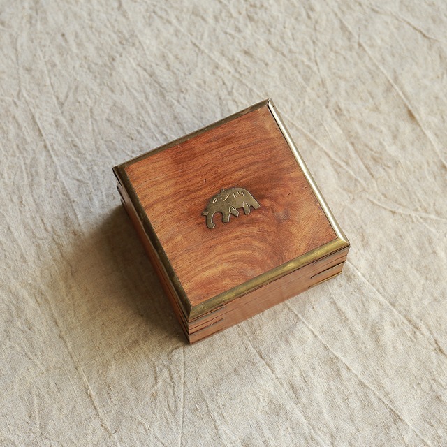 ゴールドのゾウが見守る木箱