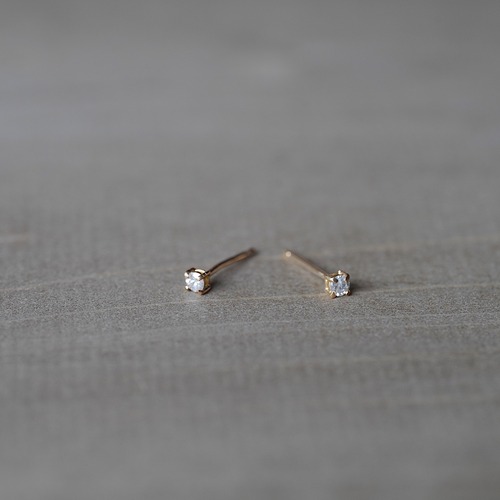 [送料無料]K18 Fairy Round White Dimonds. stud earrings(0.1ct,E006)