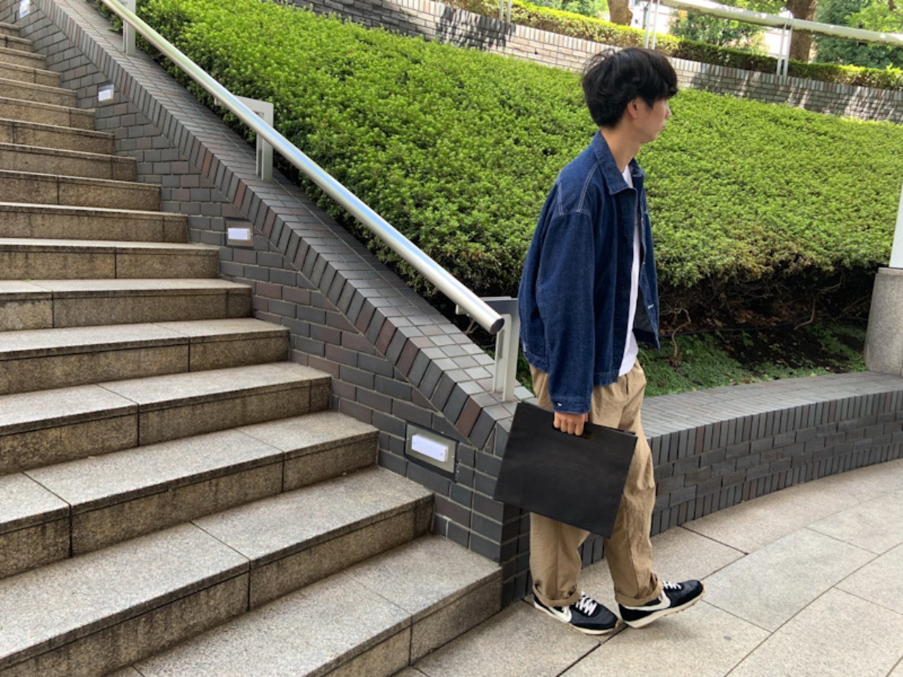 紙袋のような革袋・ブラック・持ち手くり抜き