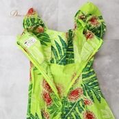 フラダンス 衣装 ワンピース ドレス グリーン系 メネフネプランテーション 日本製 ハワイアンプリント モンステラ柄 MENEHUNE PLANTETION キャミソール フリル フレアスカート レッド系 黄緑 緑 赤 華やか 鮮やか かわいい おしゃれ さわやか 上品 おしゃれなワンピース 華やかな ハワイアンスタイル エレガント リゾート