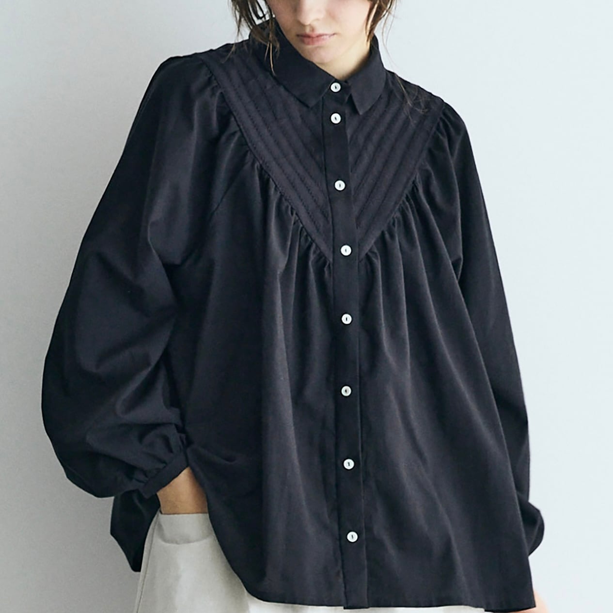 MAGALI ブリージーコットンシルクレースヨークブラウス ブラック | tenori