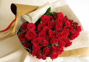 還暦お祝いの６０本の赤いバラの花束