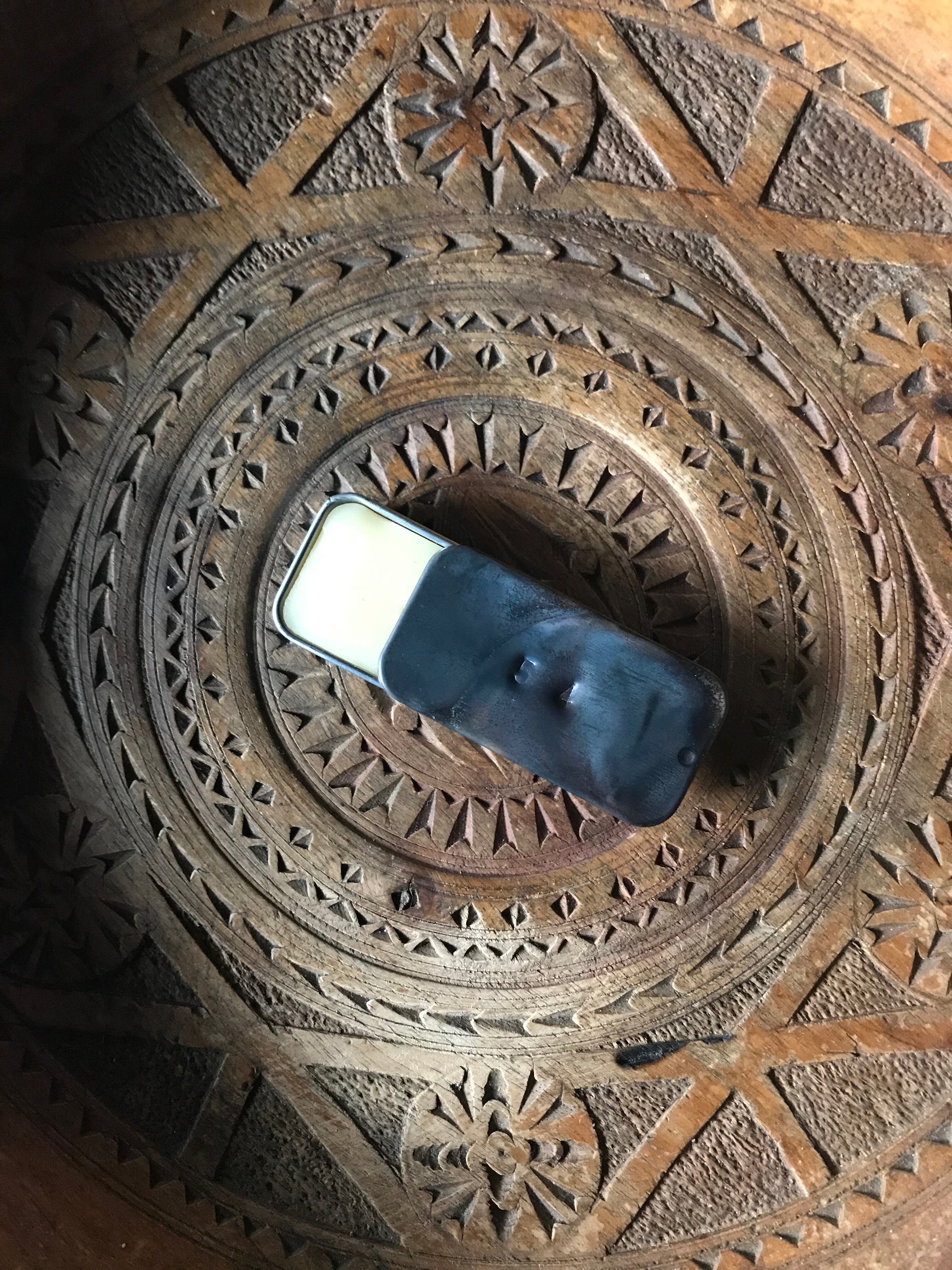 【ESTĒE LAUDER】ソリッドパフィーム　犬　ノウィング ノーイング レガシー オーデ パフューム スプレィ | エスティ