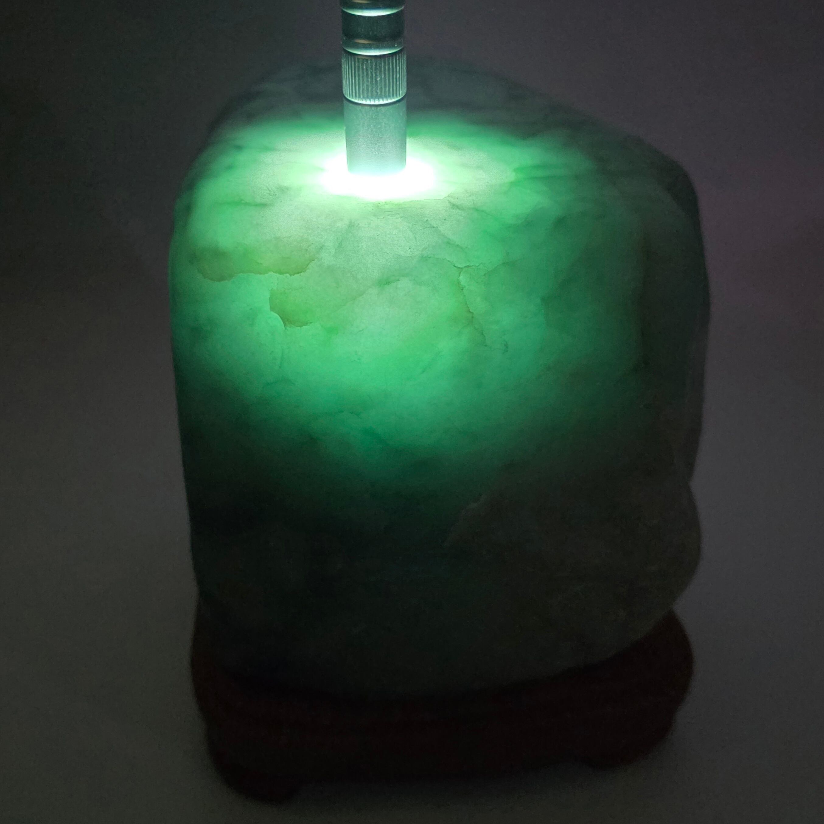 小滝土倉：糸魚川翡翠プレミアム: 磨き石:台付き BGM0115 | 糸魚川翡翠