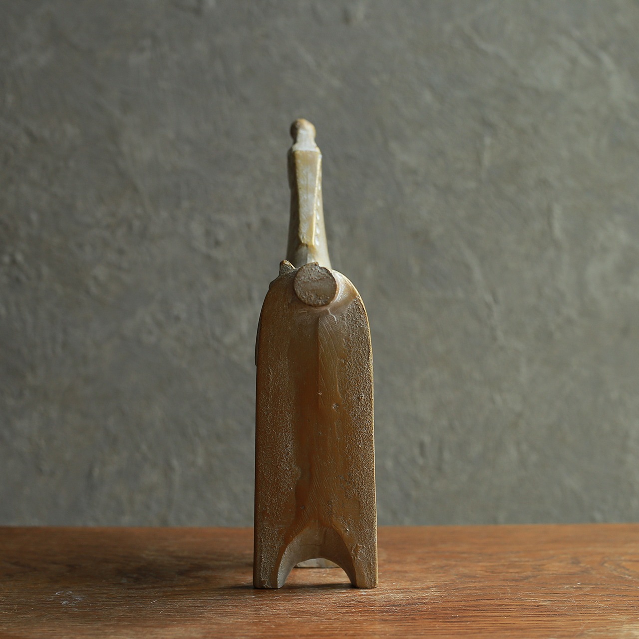 未来を見つめる、ゴールドが美しい馬