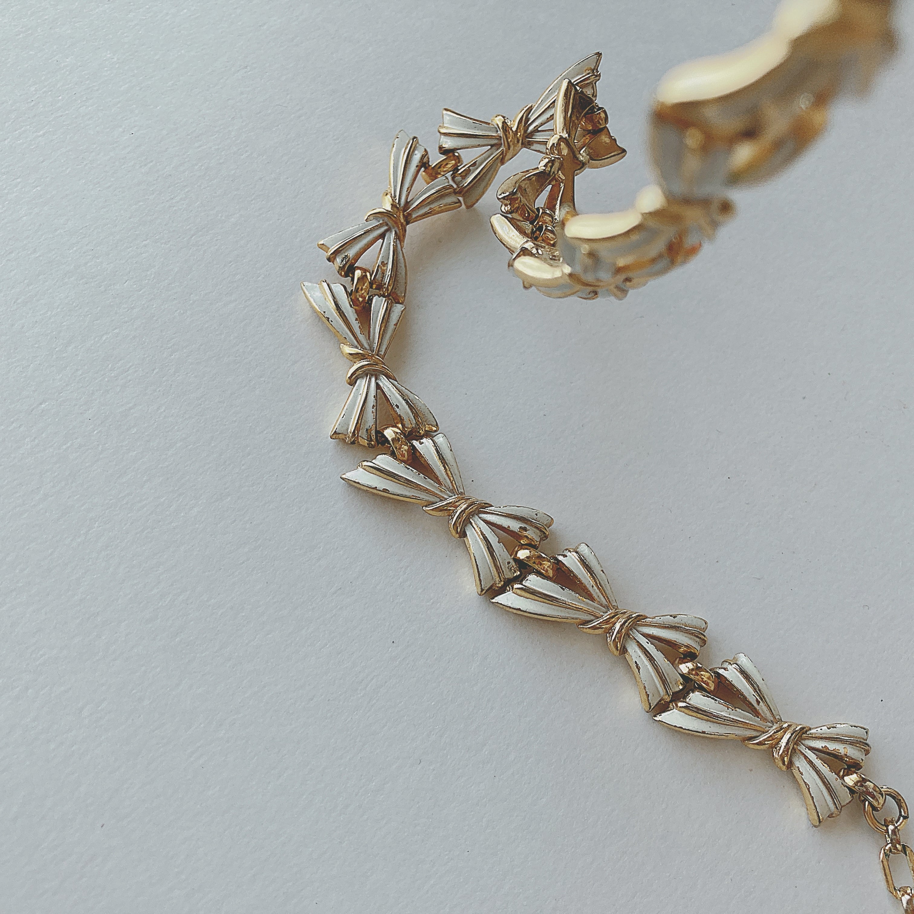TRIFARI Vintage 50s - 60s gold tone white enamel ribbon necklace choker  ヴィンテージ　50年代 - 60年代　トリファリ　ゴールドトーン　ホワイト　エナメル　リボン　ネックレス　チョーカー b1743 |  OBAKEPEACH 