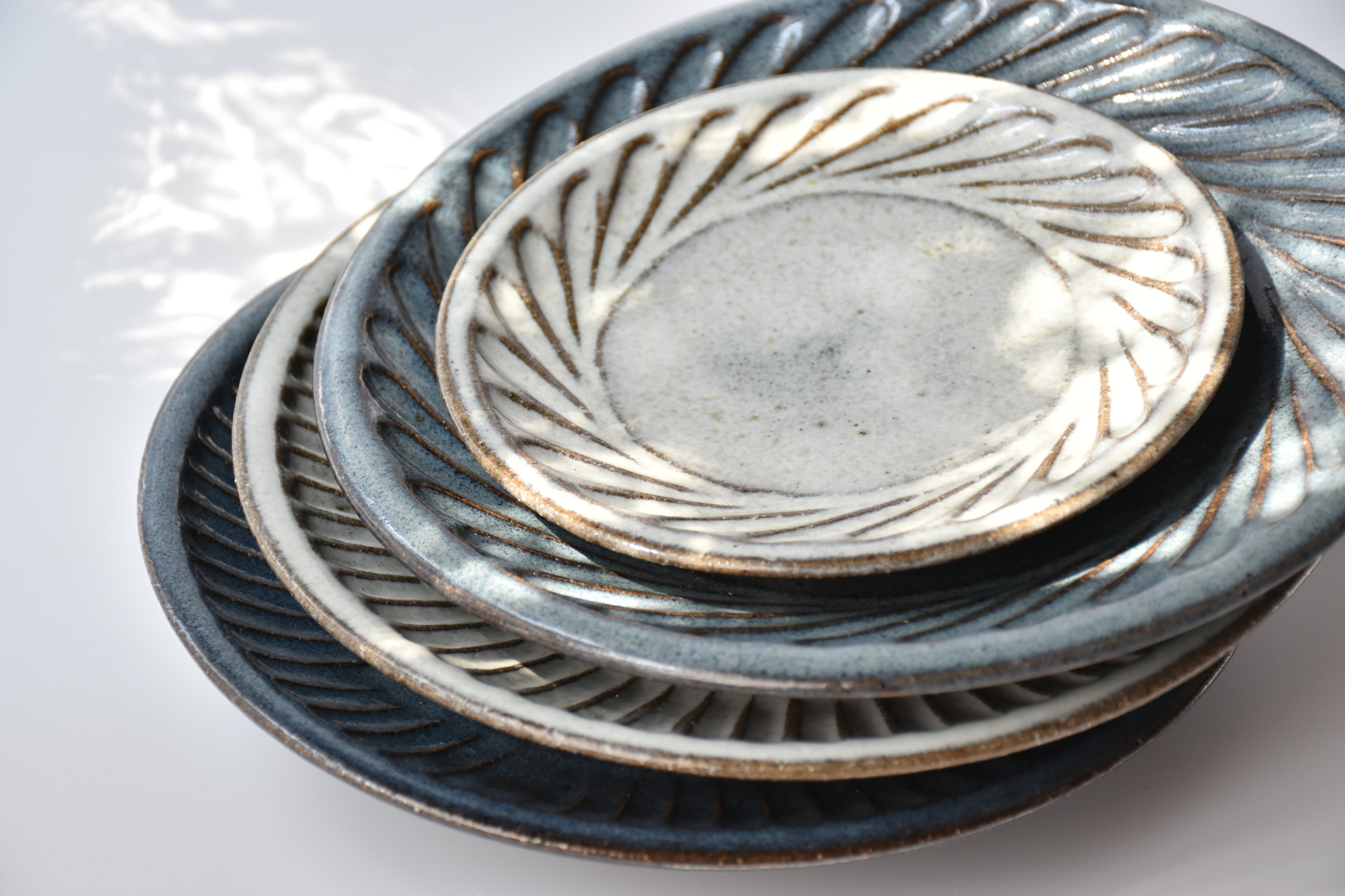 小代瑞穂窯 / 福田るい : しのぎ 5寸皿 縦しのぎ 青 | 器と暮らし 旅船頭