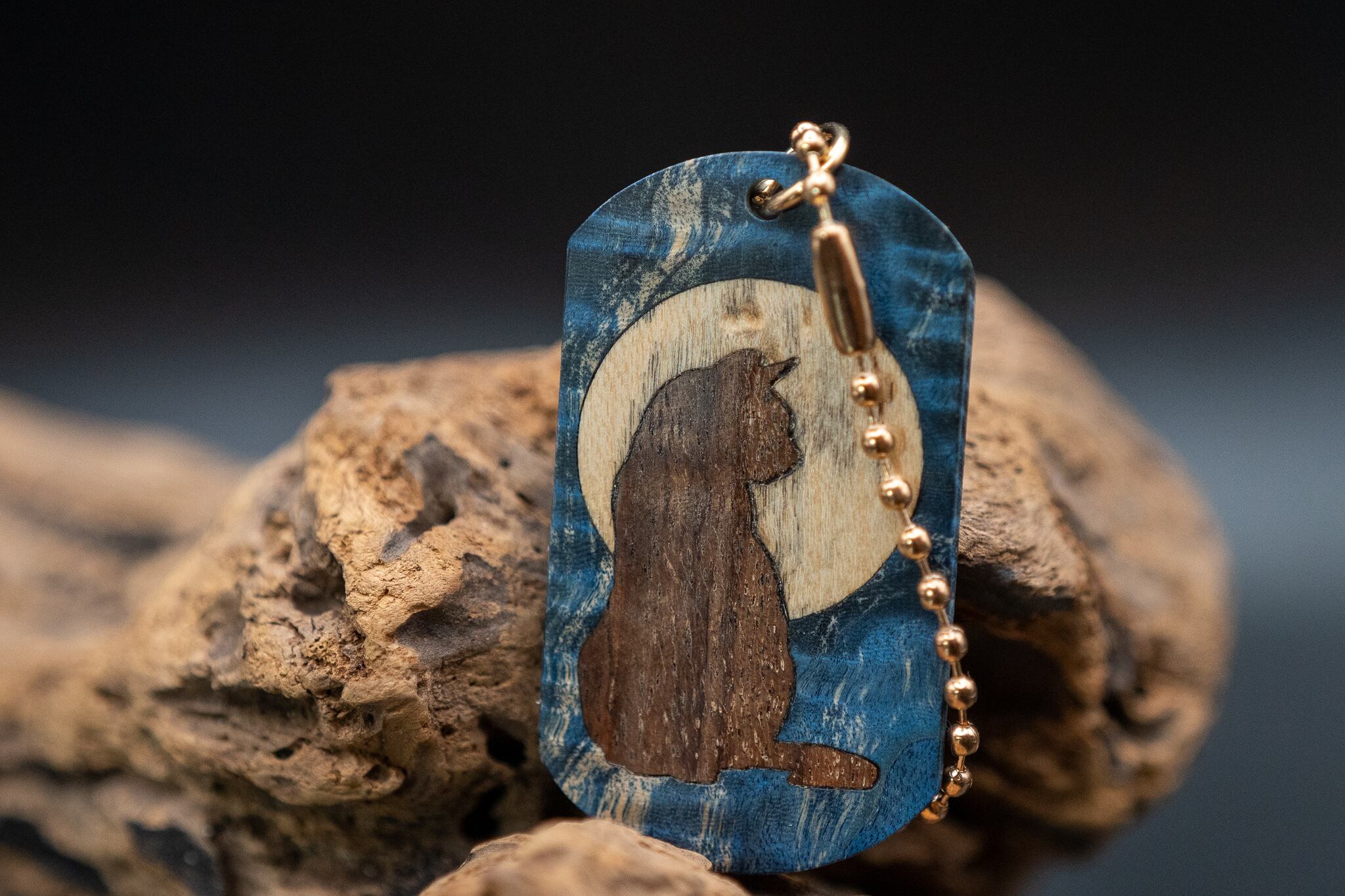 【行雲流水】スタビライズウッド 栃 ドッグタグ 象嵌 満月と横を向く猫