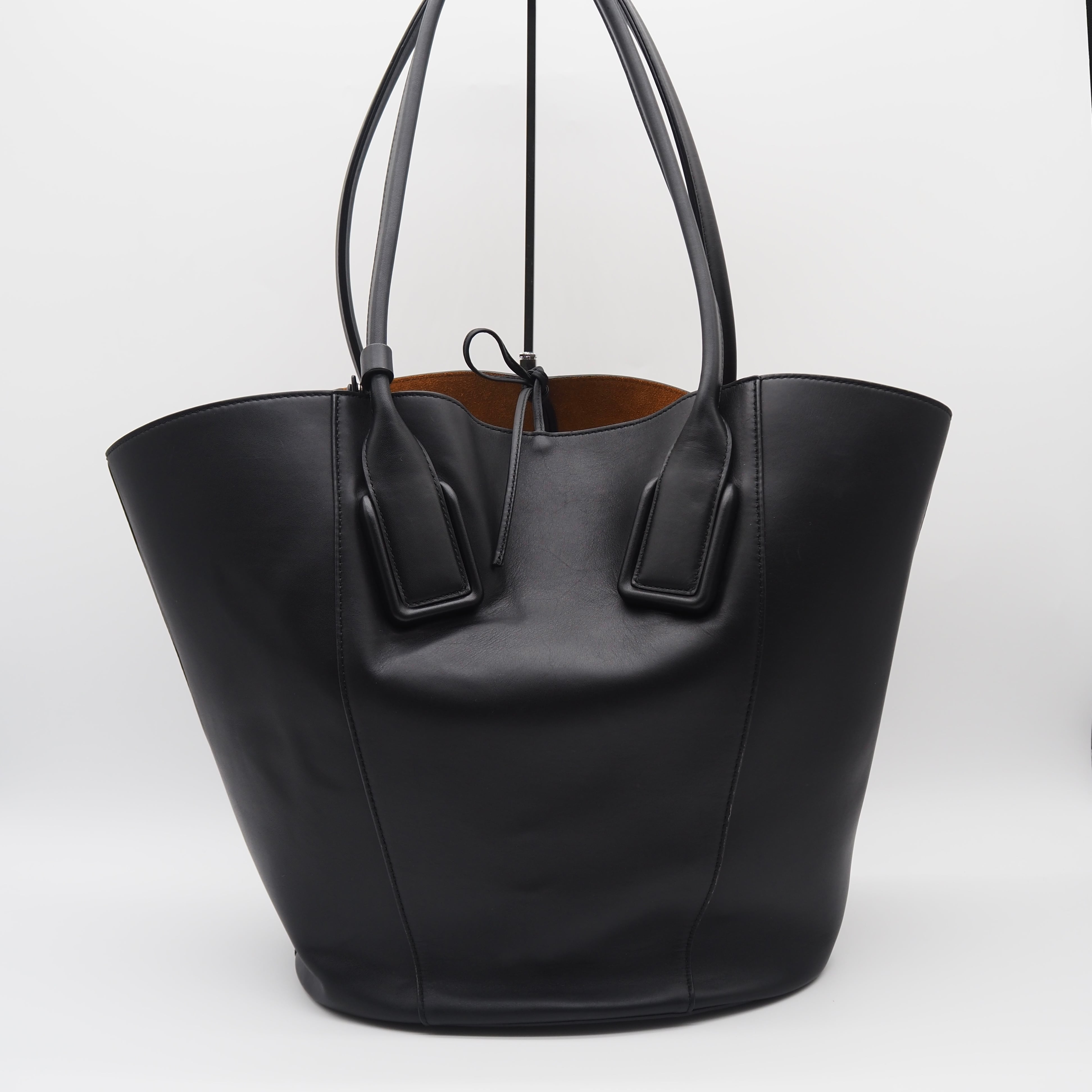 Bottega Venetaバスケットラージロゴ トートバッグレザー ブラック
