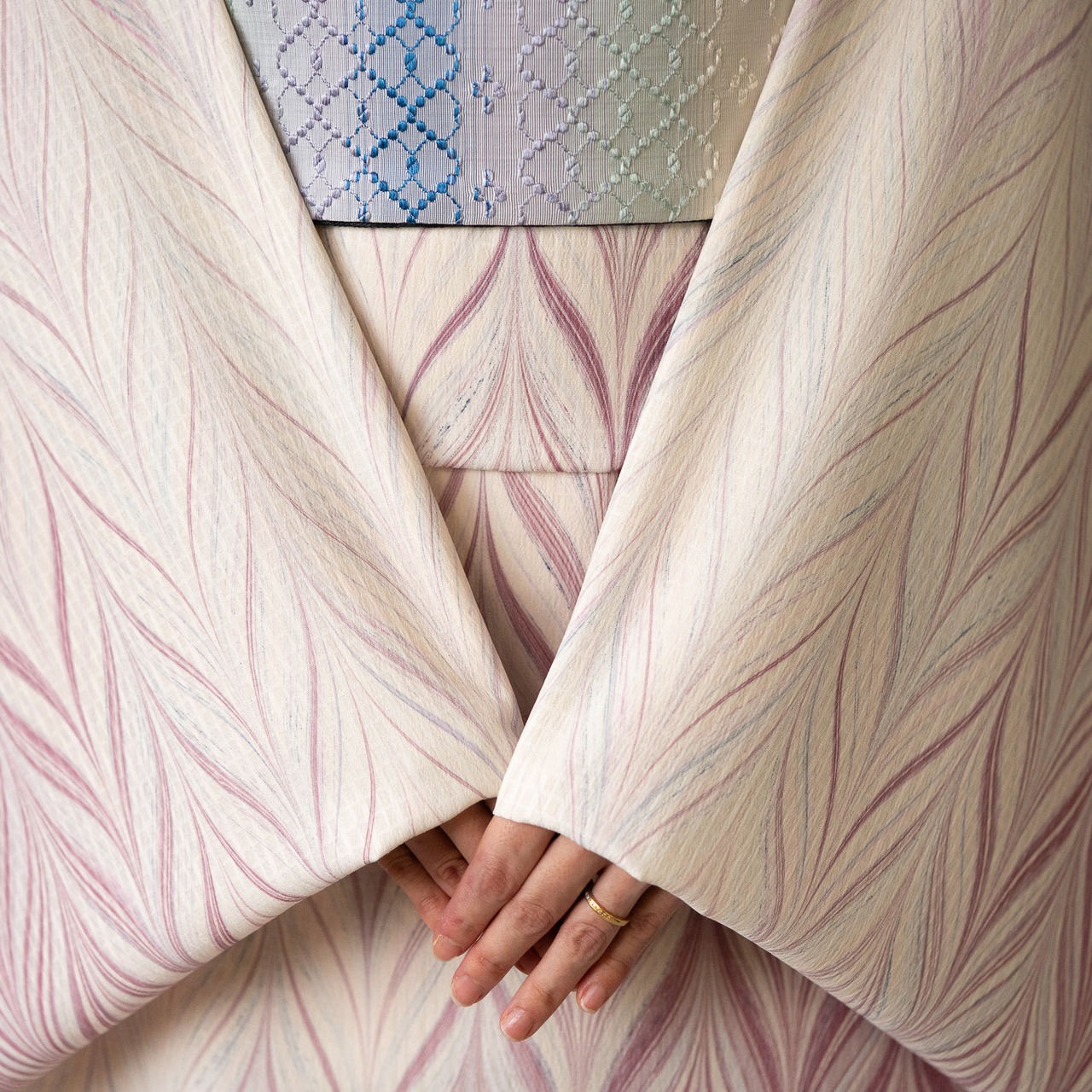 「雪椿」矢羽柄〜洗えるきもの（シルジェリー格子柄）〜