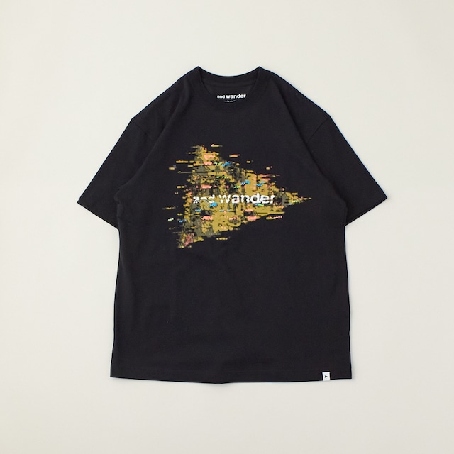 and wander(アンド・ワンダー)noizy logo print T - Black