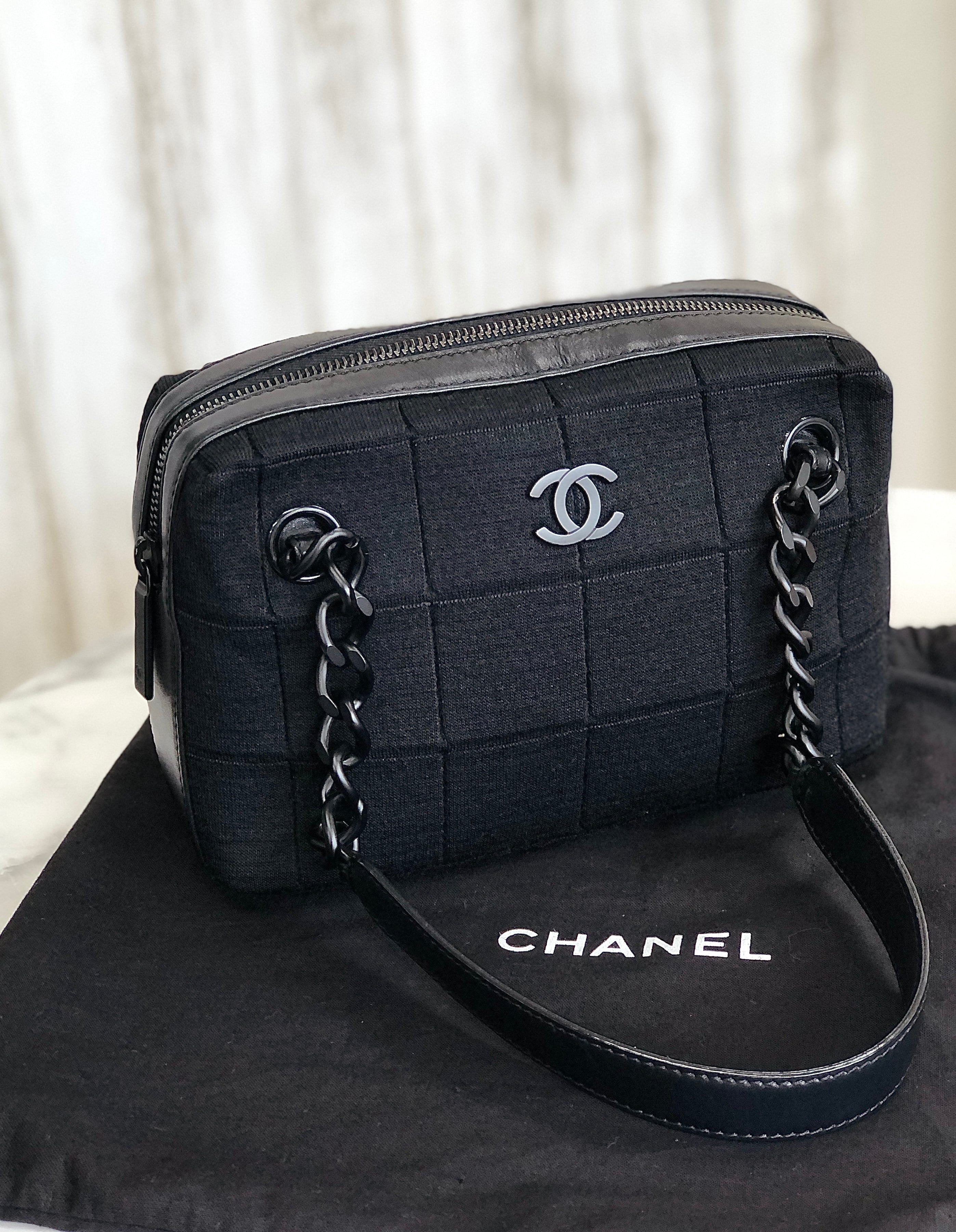 【クーポン配布中】CHANEL シャネル ハンドバッグ チョコバー Chocolate Bar チェーンショルダー トートバッグ ステッチ ココマーク ココ 鞄 かばん レザー    ブラック 黒 シルバー金具 レディース 人気【品】