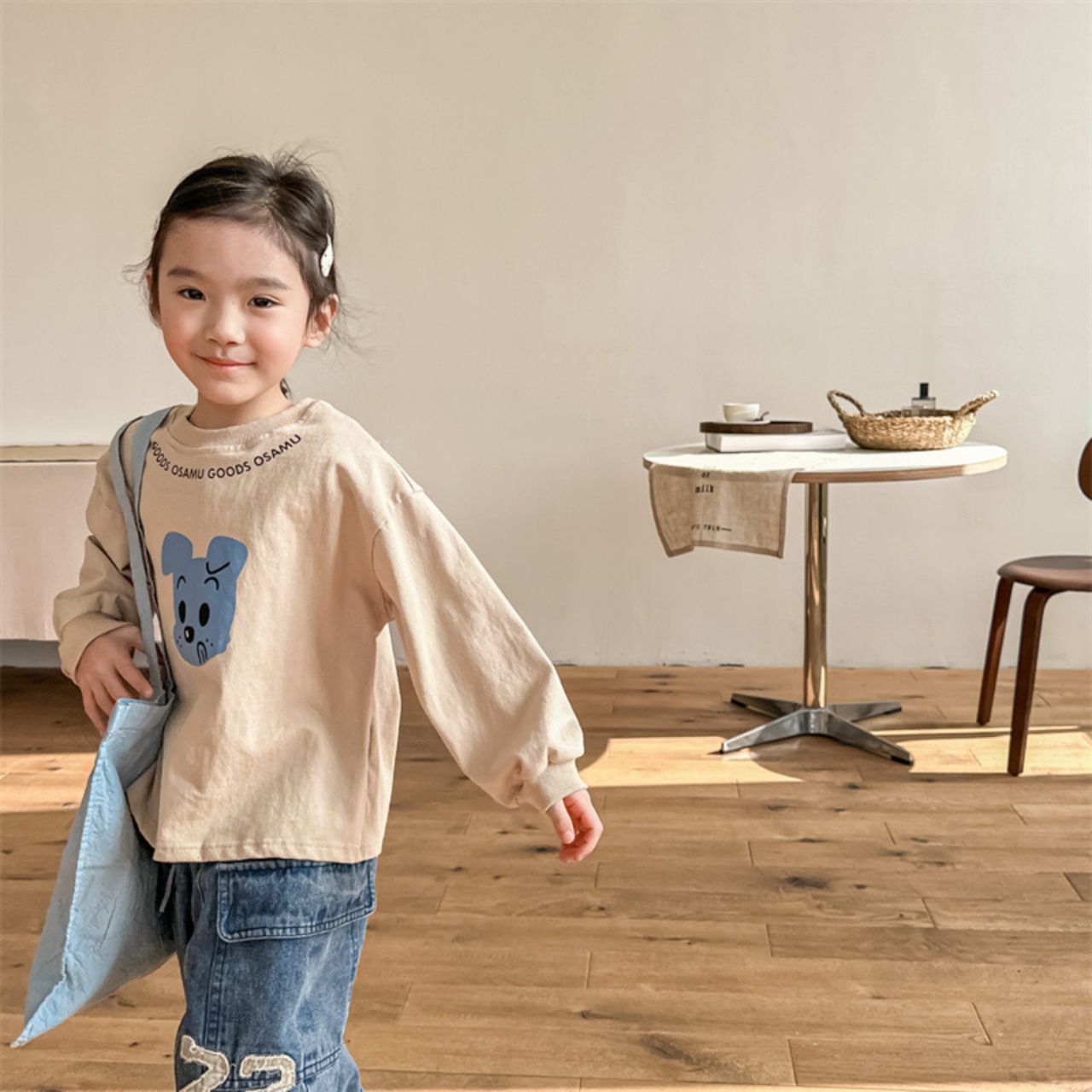 秋英字柄プリント長袖Tシャツ