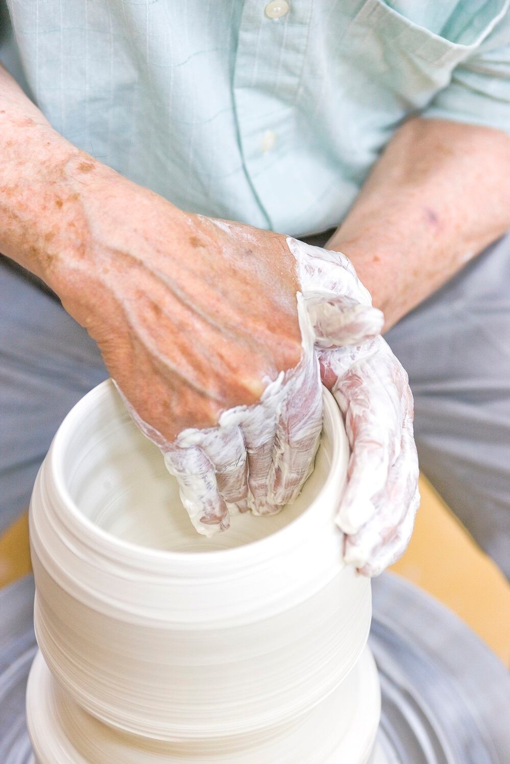 井上萬二作】白磁紫牡丹彫文皿 | 井上萬二窯 INOUE MANJI KILN