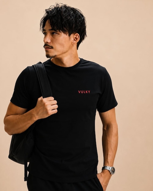 クルーネック　ブラックTシャツ　レッドロゴ　- ナチュラルフィット -  シリーズ２